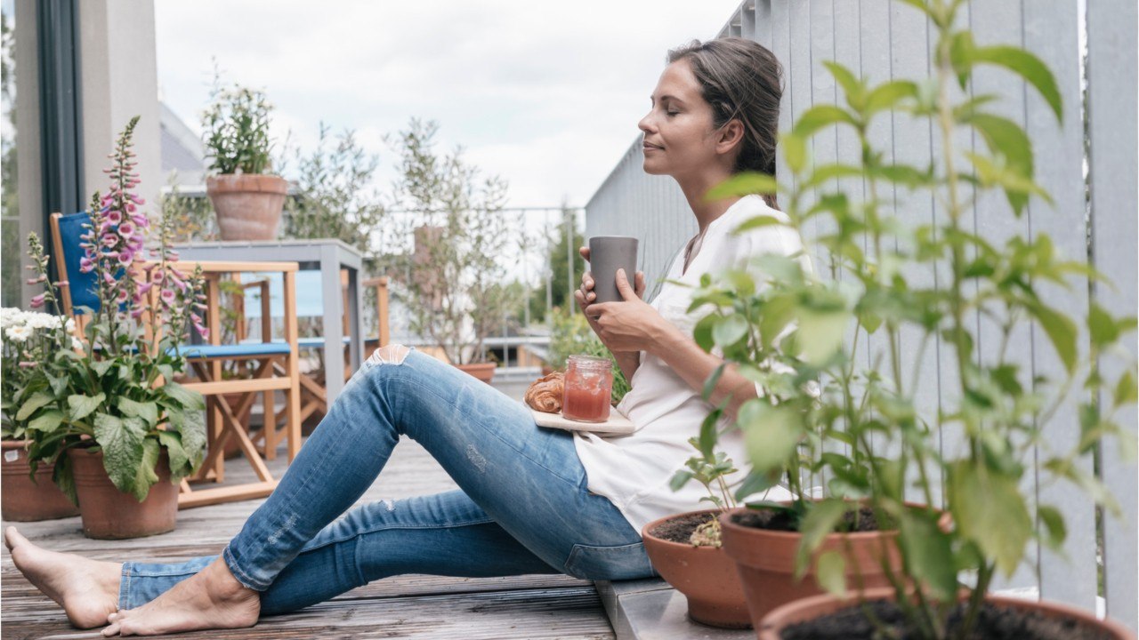 Outdoor Coffee Dates Will Soon Be Allowed in the UK