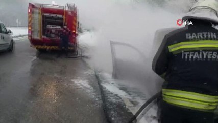 Motor kısmından alev alan otomobil küle döndü