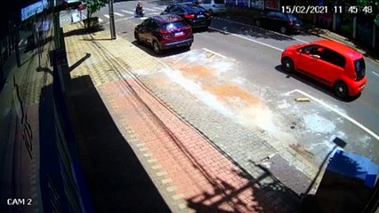 Câmera registra acidente de trânsito na Rua São Paulo, no Centro