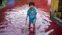 Indonésie : les inondations touchent une usine textile, des flots rouge sang se déversent dans les rues