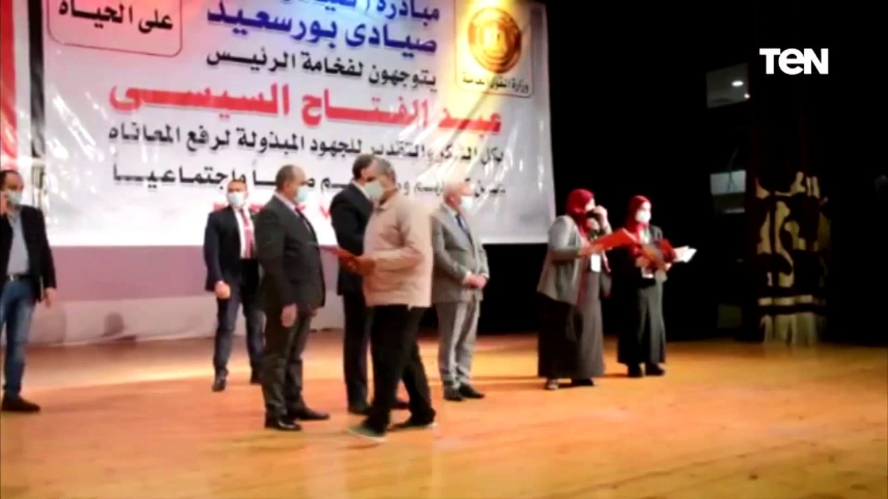 وزير القوى العاملة ومحافظ بورسعيد يسلمان عدد ١٢٣٨ وثيقة تأمين حوادث شخصية لصيادى بورسعيد
