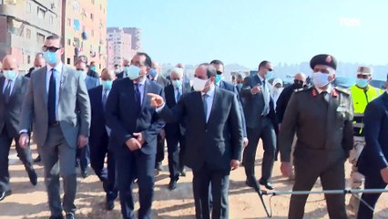 الرئيس يصطحب أعضاء الحكومة في جولة تفقدية بمنطقة عزبة الهجانة