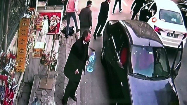 Sultangazi’de yol verme kavgasında 17 yaşında bir genç vuruldu...Arbede anları kamerada