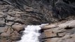 Un Kayakiste de l'extrême dévale une chute d'eau vertigineuse
