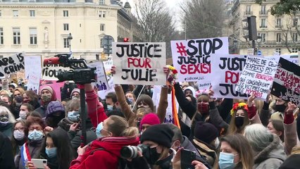 "Justice pour Julie": des centaines de personnes rassemblées, à Paris, pour soutenir la jeune-fille et sa famille