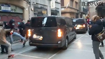Video de las agresiones a la caravana electoral de Vox este sábado en Vic.