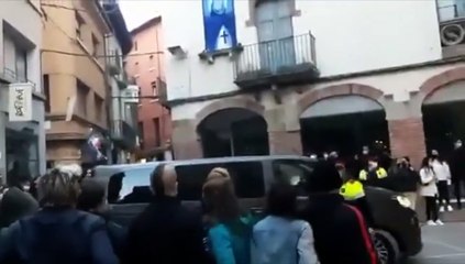 Mire a 2 aguerridos mossos protegiendo la furgoneta de Vox en Vich