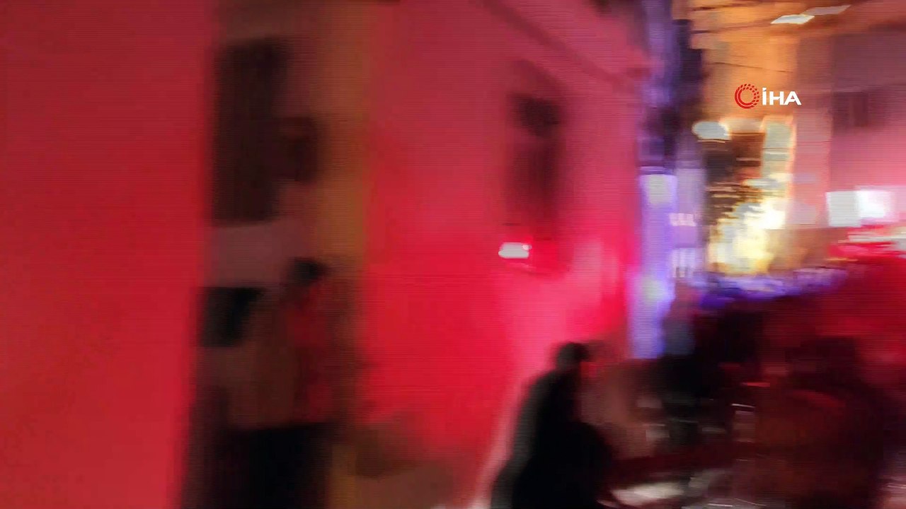 Eski evleriyle ünlü Hacıfeyzullah Mahallesi'nde 2 ev alev alev yandı