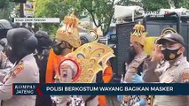 Polisi Berkostum Wayang Bagikan Masker