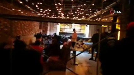 'Tadilatta' afişi altındaki kafeye parti baskını