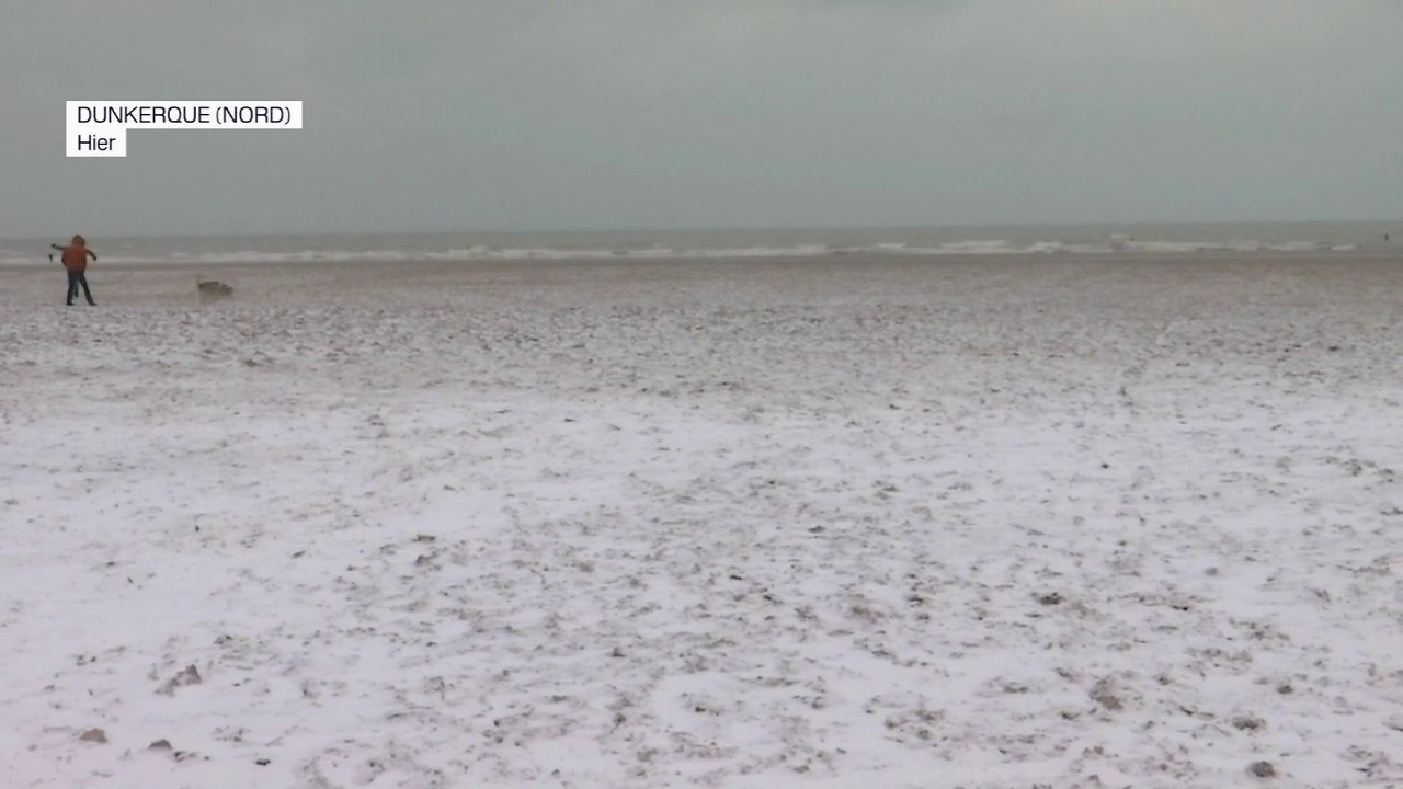 La plage de Dunkerque recouverte par une couche de neige