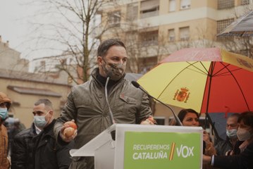 Santiago Abascal recrimina su pasividad a un jefe de los Mossos: "¿Vas a seguir permitiendo esto?"