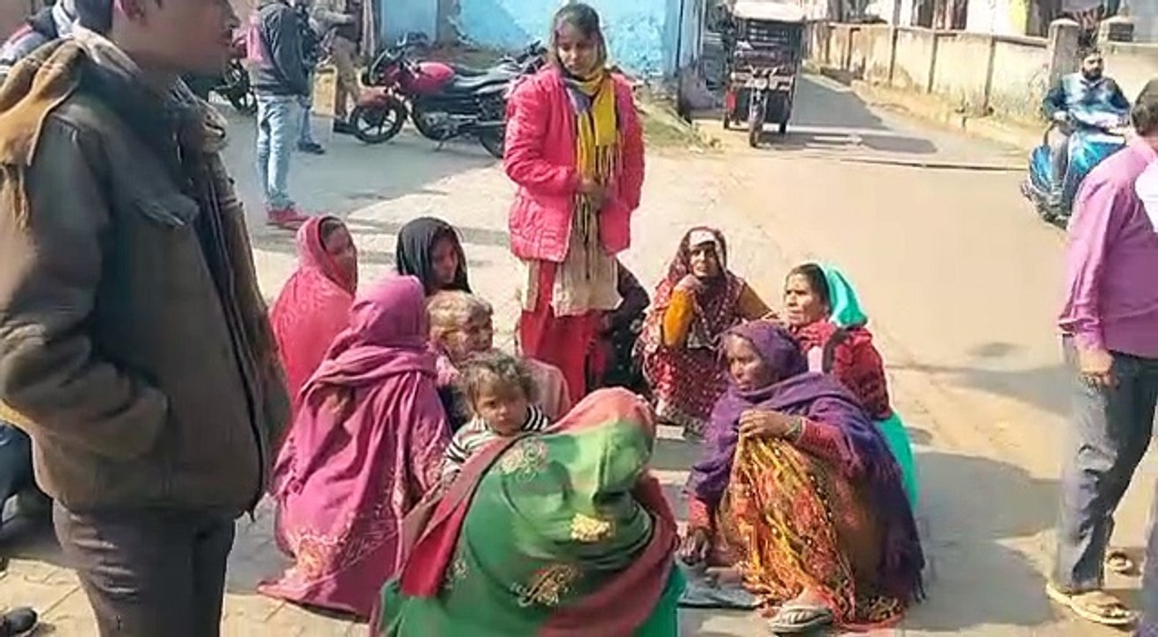 शाहजहांपुर: तेज रफ़्तार अनियंत्रित ट्रक ने बाइक मे मारी टक्कर महिला की मौत