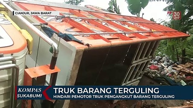 Hindari Pemotor Truk Pengangkut Barang Terguling