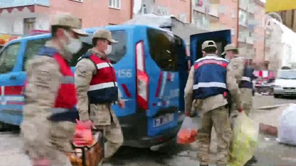 Hazar Gölü’nün ‘uzun kulaklı sakinleri’ jandarmanın şefkatli elleriyle besleniyor