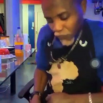 Quand Aristo le Blédard se déhanche sur Monica de Santrinos alors qu'il l'avait vivement critiquée