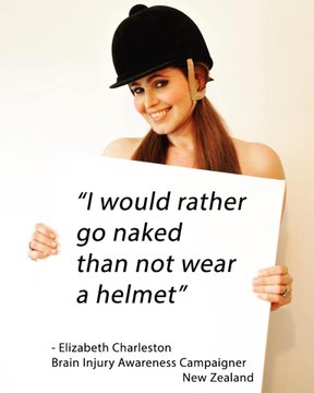 Elle monte à cheval sans rien pour la bonne cause