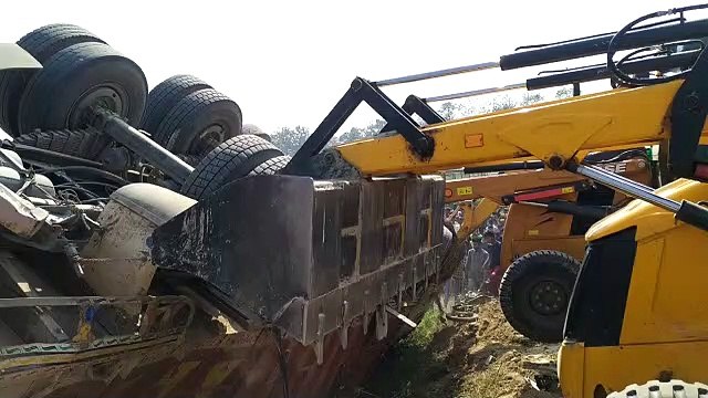 ट्रक और अपाची सवार की हुई टक्कर, बाइक सवार युवक की मौत