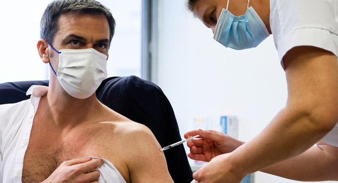 Covid-19 : Olivier Véran se fait vacciner devant les caméras