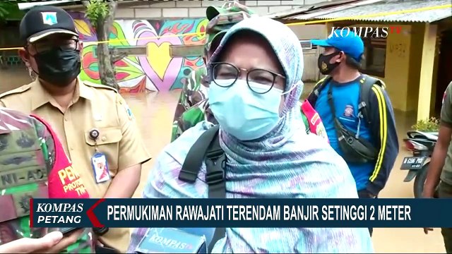 Ketinggian Banjir Di Rawajati Capai 2 Meter, Warga Pilih Bertahan di Lantai 2 Rumah Mereka