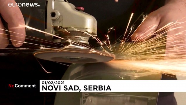 Escultor sérvio transforma material bélico em instrumentos musicais