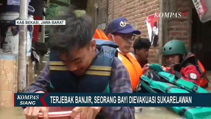 Terjebak Banjir Bekasi, Bayi Dievakuasi Pakai Keranjang