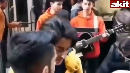 Çiğköfteci 'Çocuk Adam' gitar çalan gençleri darp etti