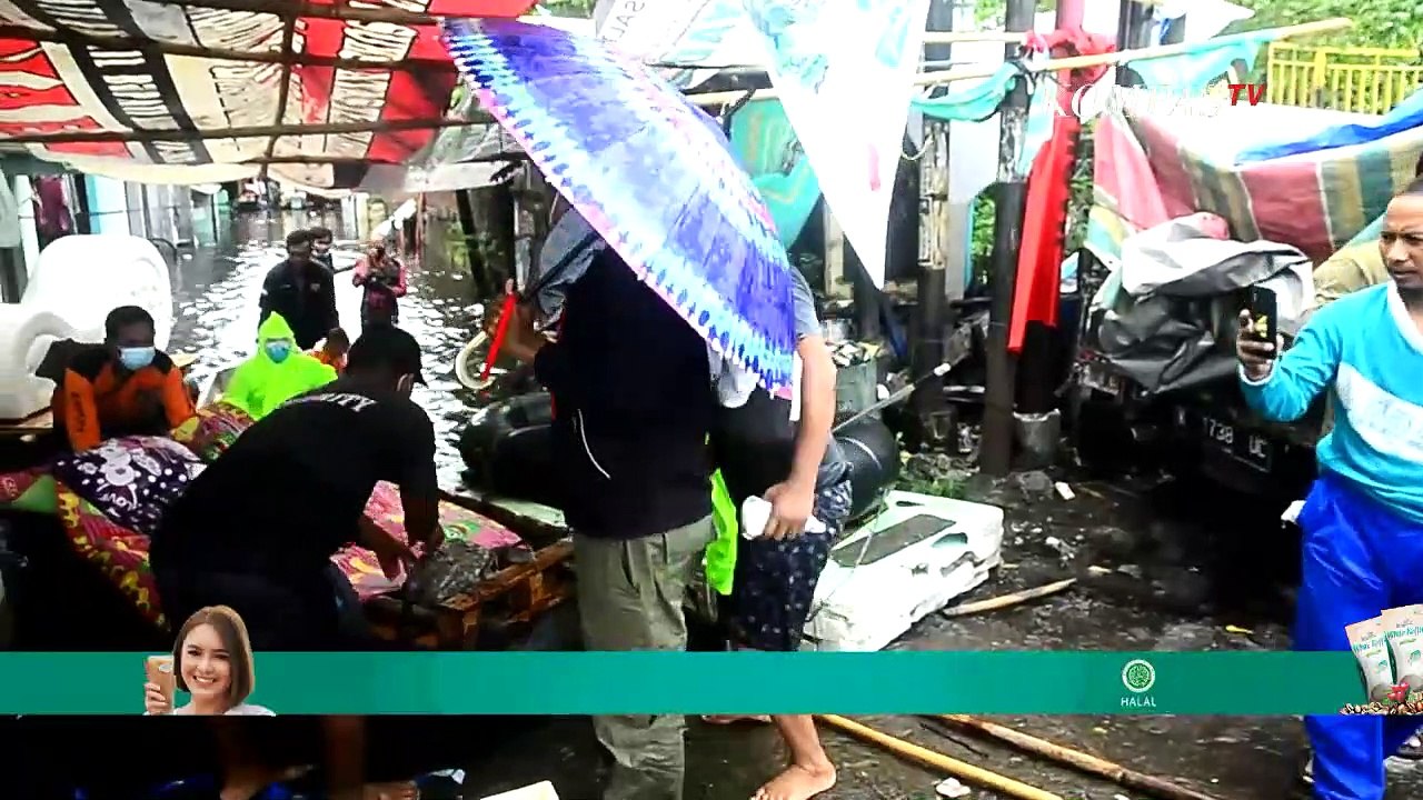 Korban Banjir Kudus yang Terserang Penyakit Terpaksa Dievakuasi Menggunakan Rakit