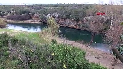 Girdiği derede balçığa saplanan genç kızı, itfaiye kurtardı