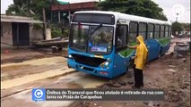 Ônibus do Transcol que ficou atolado é retirado de rua com lama na Praia de Carapebus
