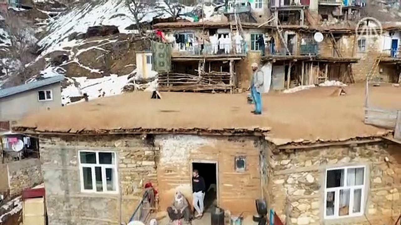 Sağlık çalışanları karlı yolları aşarak vatandaşlara Kovid-19 aşısı ulaştırıyor