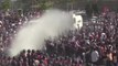 항의 시위대에 물대포 발사...미얀마 군부 쿠데타 반대 시위 격화 / YTN