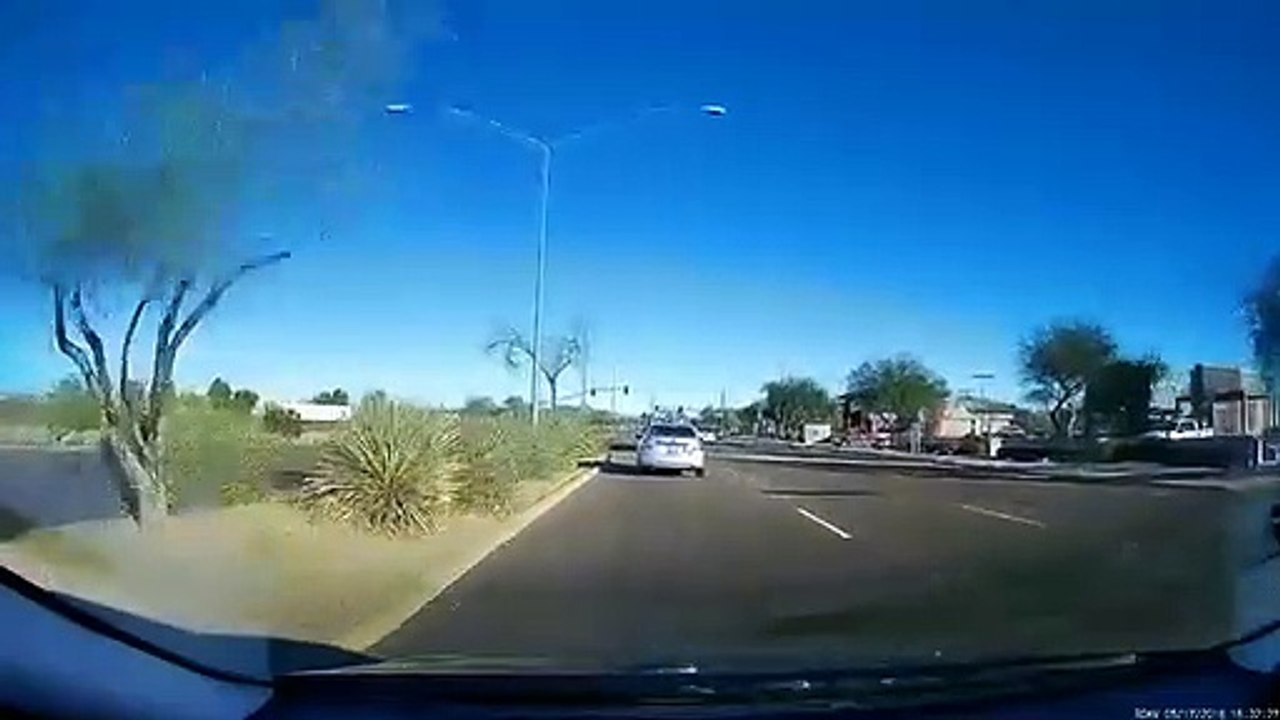 Un conducteur perd sa remorque qui vient s'écraser contre un arbre