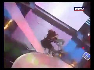 الفنانة اللبنانية مايا دياب تسقط عن الكرسي في برنامج