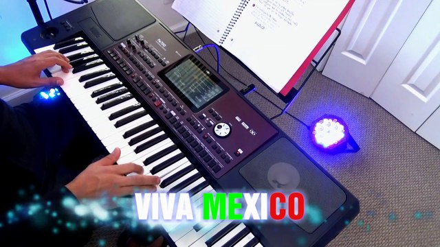 Reyes Garcia Tecladista de Chicago Tocando cumbias Tropicales en vivo