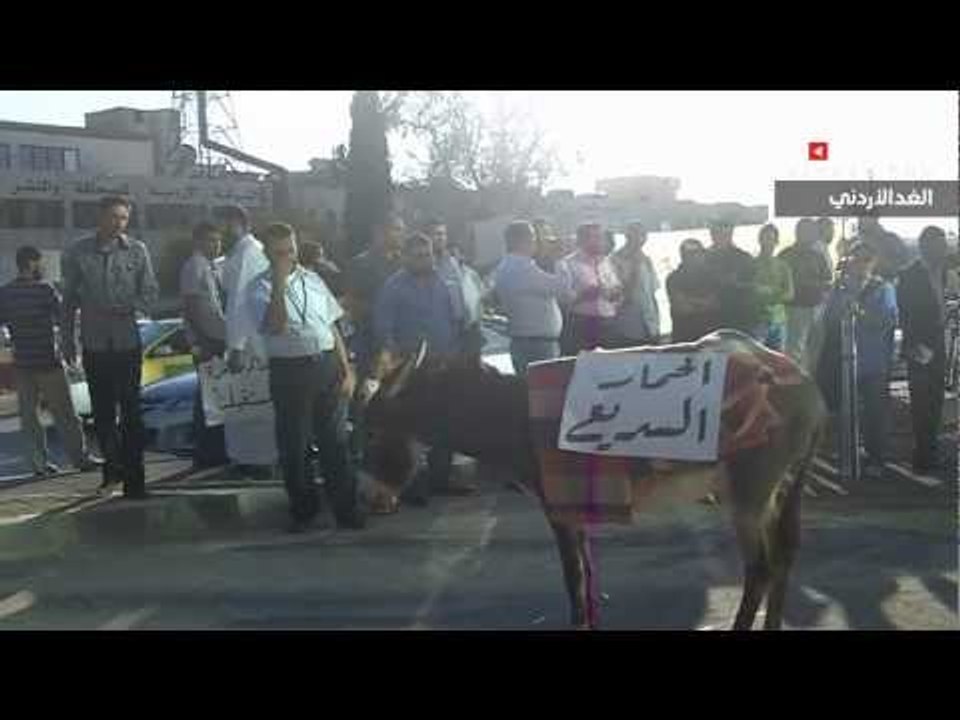 معتصمون يستعيضون عن الباص السريع بـ " حمار "