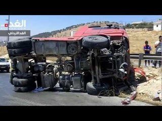 انهيار جسر مشاة اصطدم به "قلّاب"