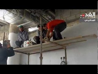 أعضاء "مش عيب" يمارسون مهنة البناء