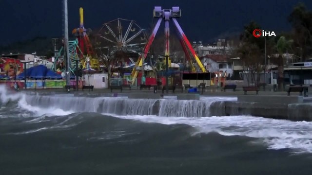 Balıkesir’de lodos hayatı olumsuz etkiliyor... Rüzgarın hızı 100 kilometreye yaklaştı, dev dalgalar oluştu