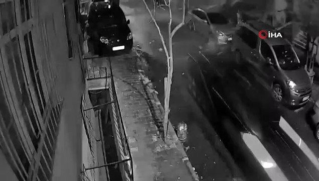 Bağcılar’da bir kişinin yaralandığı çatının uçma anı kamerada