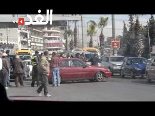 مواطن يغلق شارع بسيارته احتجاجا على مخالفة