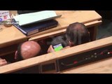 وزير ينشغل باللعب على هاتفه أثناء كلمة النسور للنواب