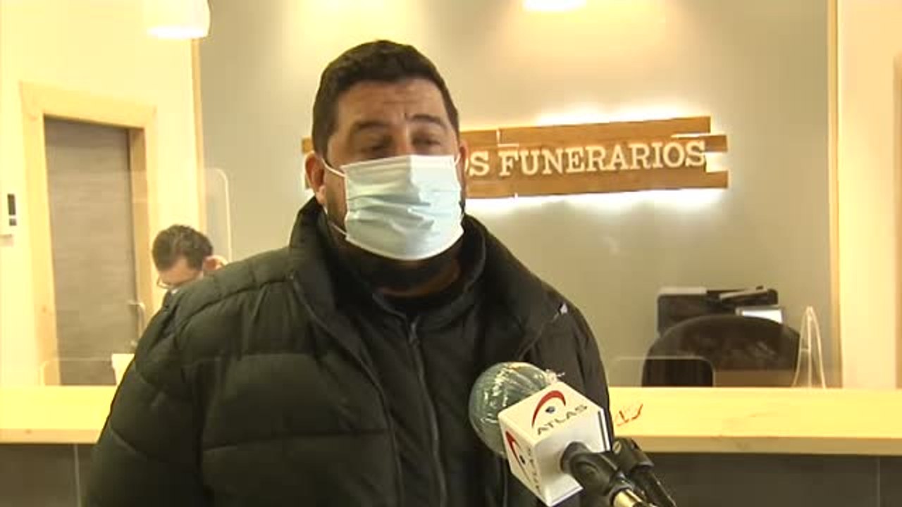 Féretros apilados en las funerarias por el imparable goteo de fallecidos