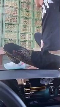 Voler des mandarines sur un camion qui roule