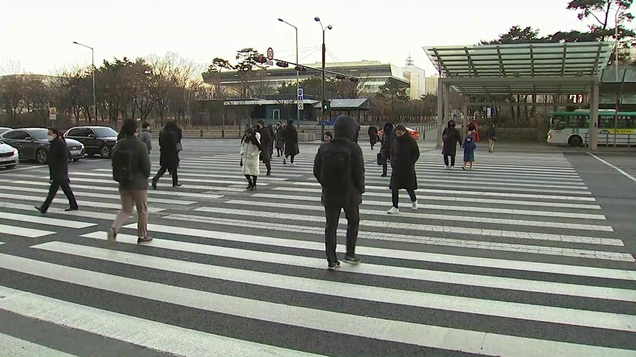 [날씨] 출근길 쌀쌀, 낮부터 추위 풀려...동쪽 '건조주의보' / YTN