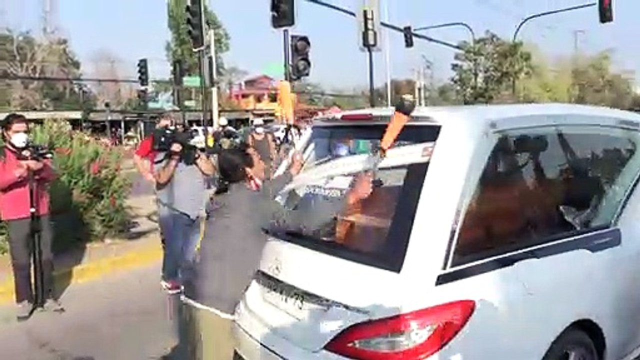 Con demandas de justicia entierran a artista callejero baleado por policía en Chile