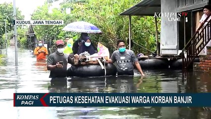 Petugas Kesehatan Evakuasi Warga Korban Banjir