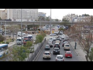 جانب من مشروع إقامة إشارات ضوئية وممرات مرورية على الدوار الثامن