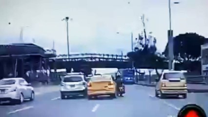 En video: las peligrosas maniobras de un taxista por la carrera 30 de Bogotá