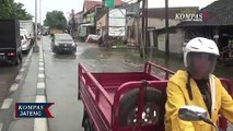 Masih Terendam Banjir, Lalu Lintas di Kawasan Genuk Tersendat